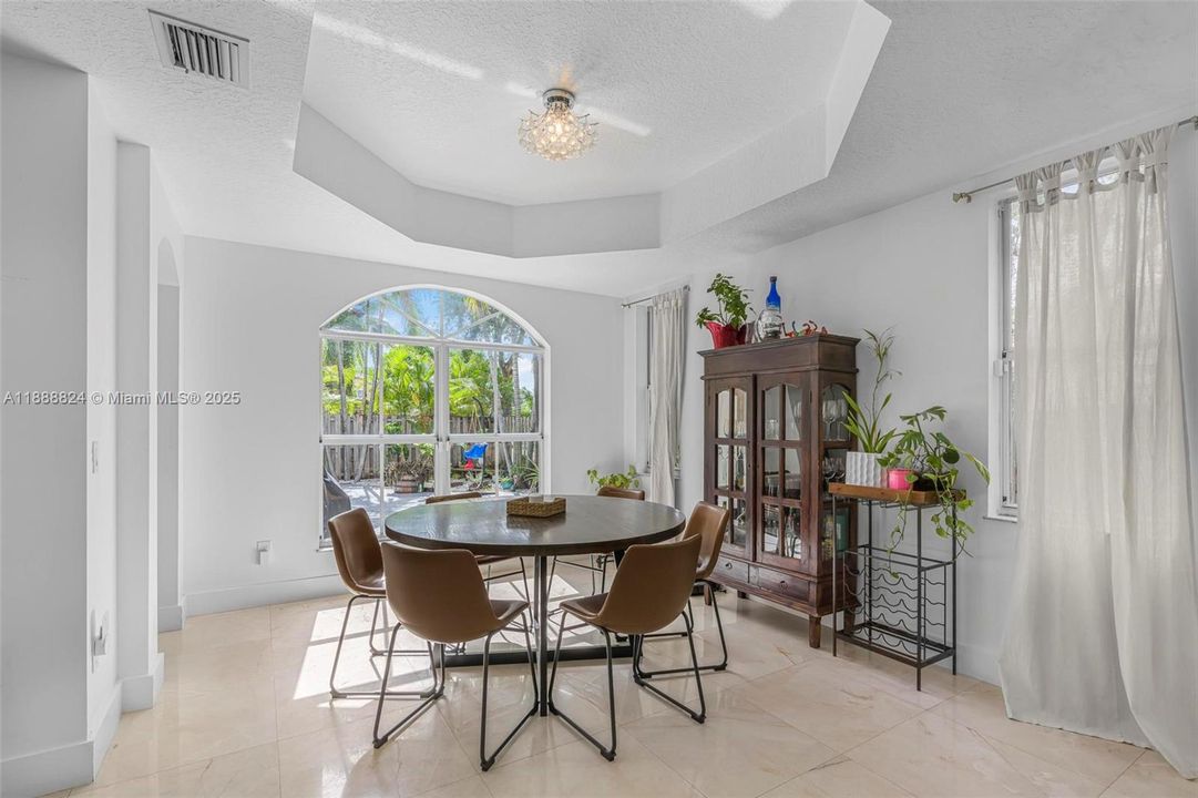 最近售出: $800,000 (4 贝兹, 3 浴室, 2997 平方英尺)