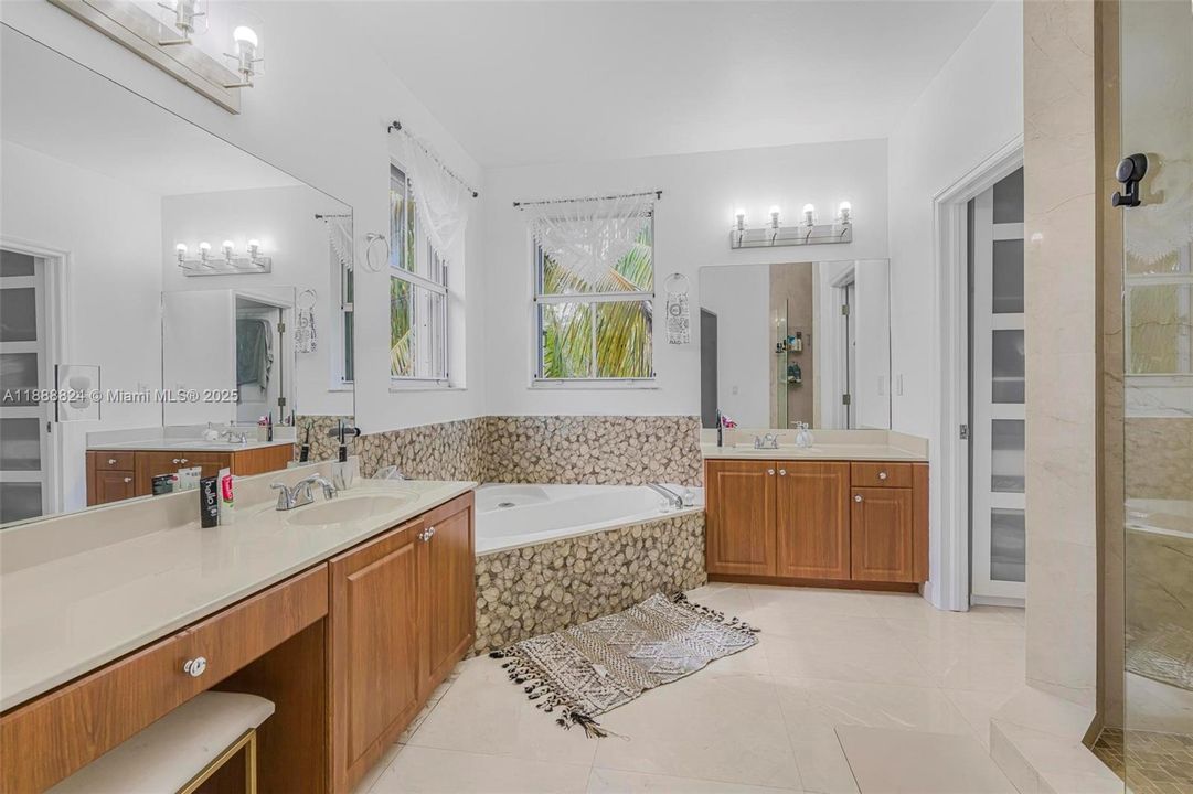 最近售出: $800,000 (4 贝兹, 3 浴室, 2997 平方英尺)