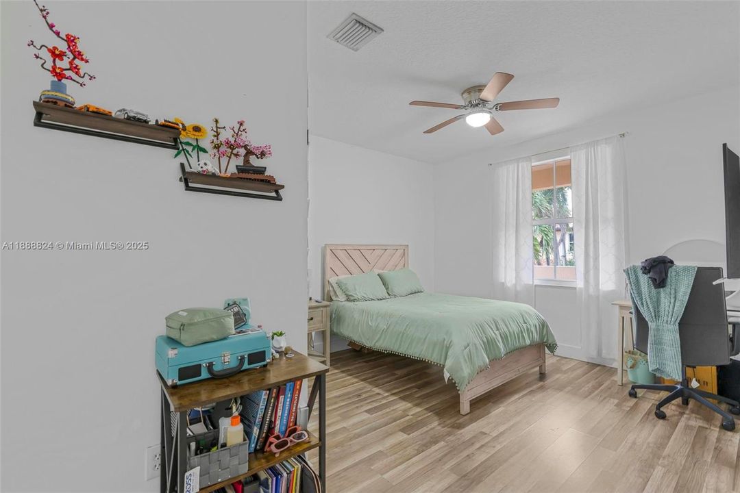 最近售出: $800,000 (4 贝兹, 3 浴室, 2997 平方英尺)