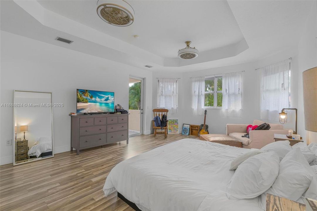 最近售出: $800,000 (4 贝兹, 3 浴室, 2997 平方英尺)