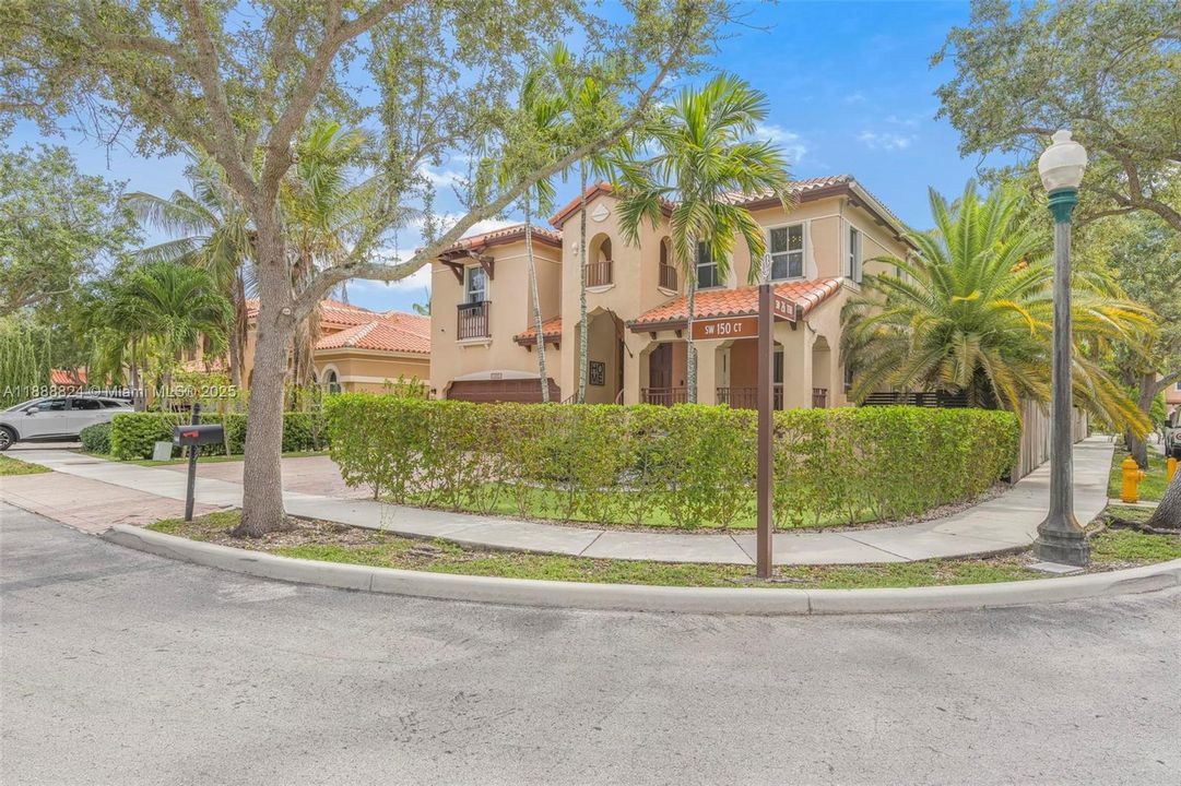 最近售出: $800,000 (4 贝兹, 3 浴室, 2997 平方英尺)