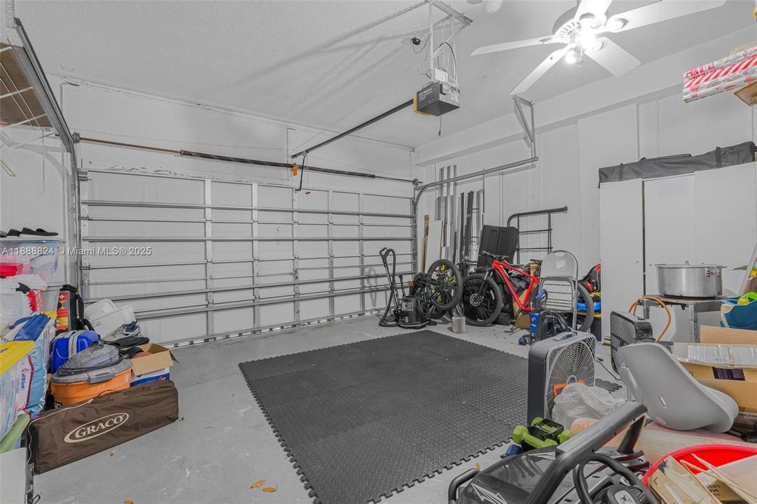 最近售出: $800,000 (4 贝兹, 3 浴室, 2997 平方英尺)