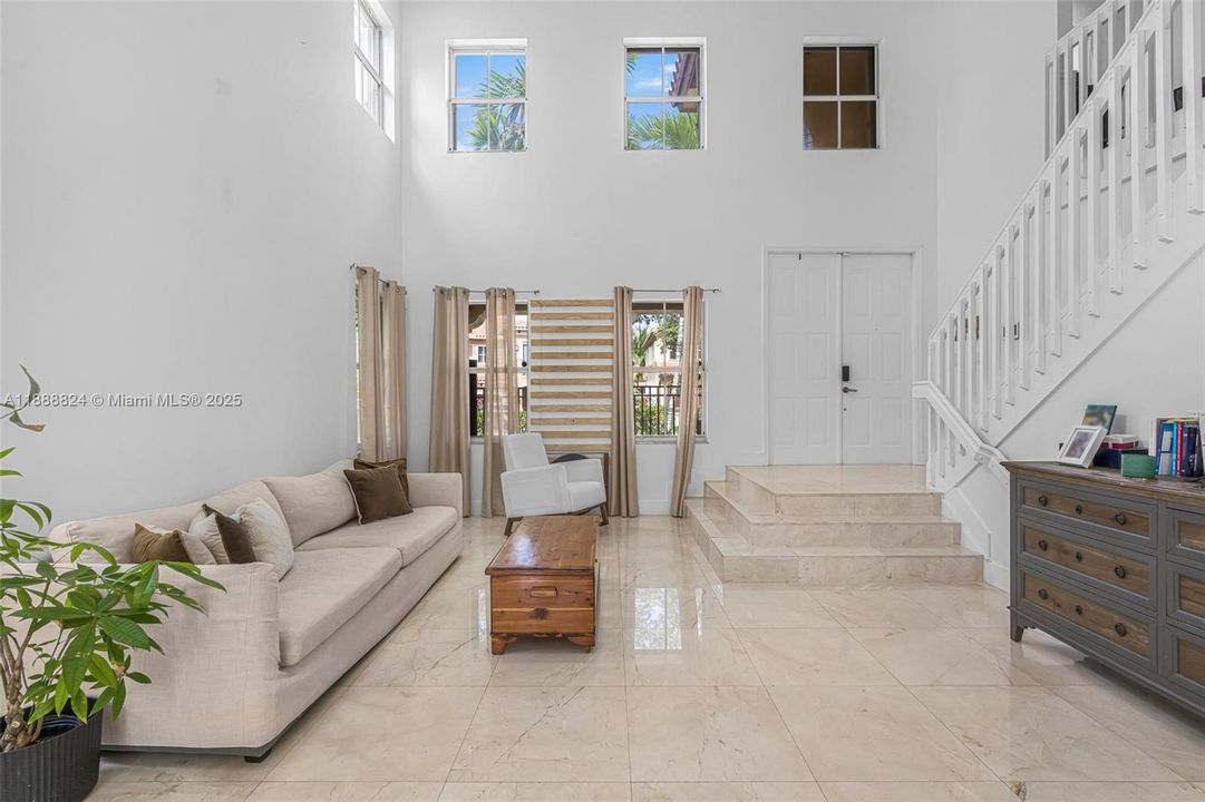 最近售出: $800,000 (4 贝兹, 3 浴室, 2997 平方英尺)