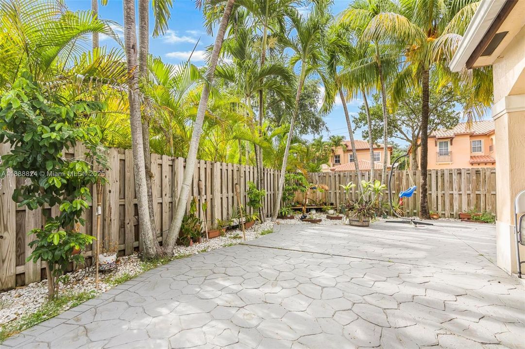 最近售出: $800,000 (4 贝兹, 3 浴室, 2997 平方英尺)