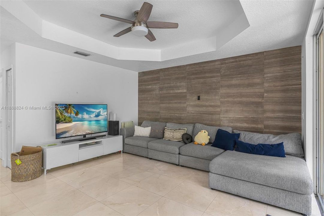 最近售出: $800,000 (4 贝兹, 3 浴室, 2997 平方英尺)