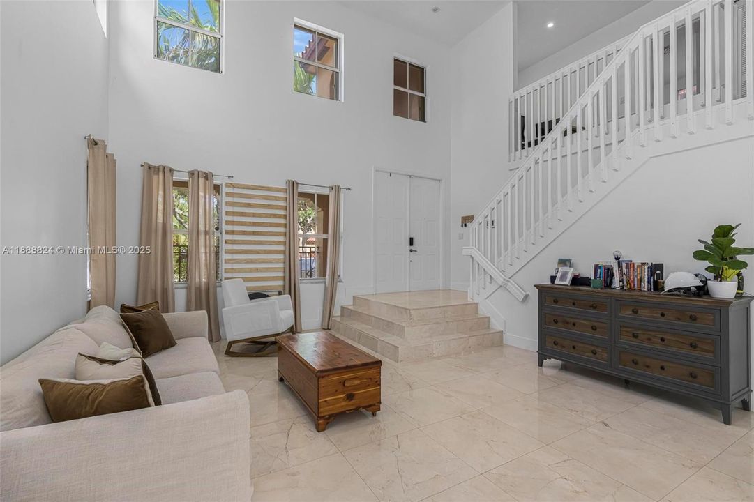 最近售出: $800,000 (4 贝兹, 3 浴室, 2997 平方英尺)