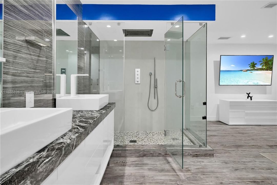 For Sale: $4,500,000 (3 beds, 2 baths, 2901 Square Feet)