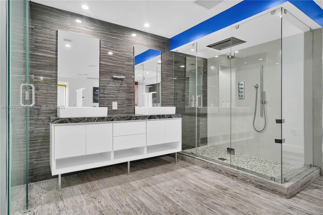 For Sale: $4,500,000 (3 beds, 2 baths, 2901 Square Feet)