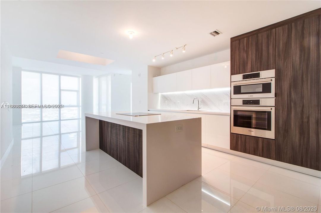 出租: $9,900 (3 贝兹, 4 浴室, 2204 平方英尺)