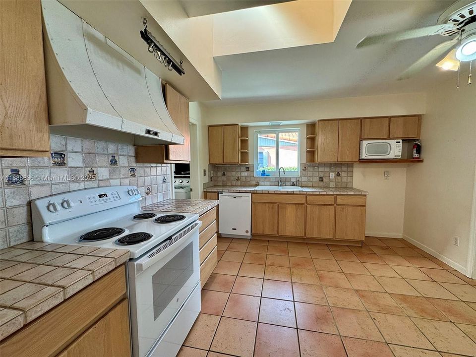 Под контрактом: $750,000 (4 спален, 2 ванн, 2079 Квадратных фут)