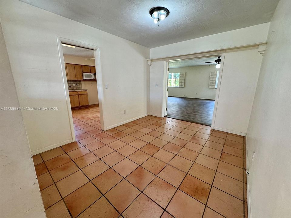 Под контрактом: $750,000 (4 спален, 2 ванн, 2079 Квадратных фут)