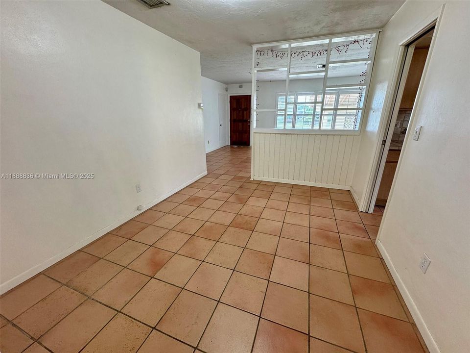 Под контрактом: $750,000 (4 спален, 2 ванн, 2079 Квадратных фут)