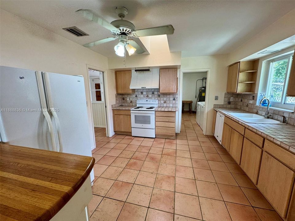 Под контрактом: $750,000 (4 спален, 2 ванн, 2079 Квадратных фут)