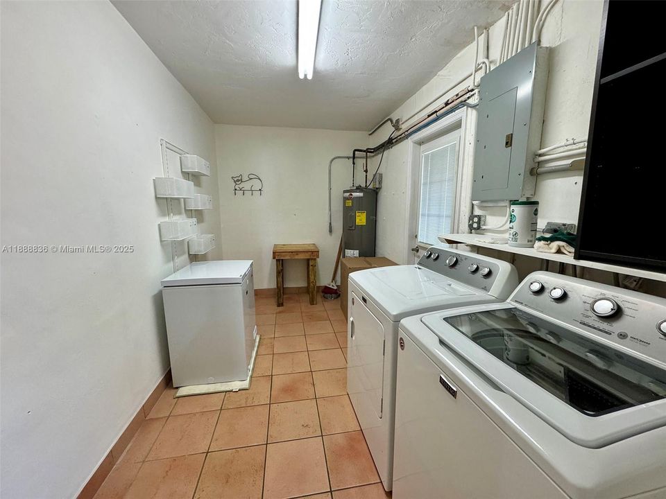 Под контрактом: $750,000 (4 спален, 2 ванн, 2079 Квадратных фут)