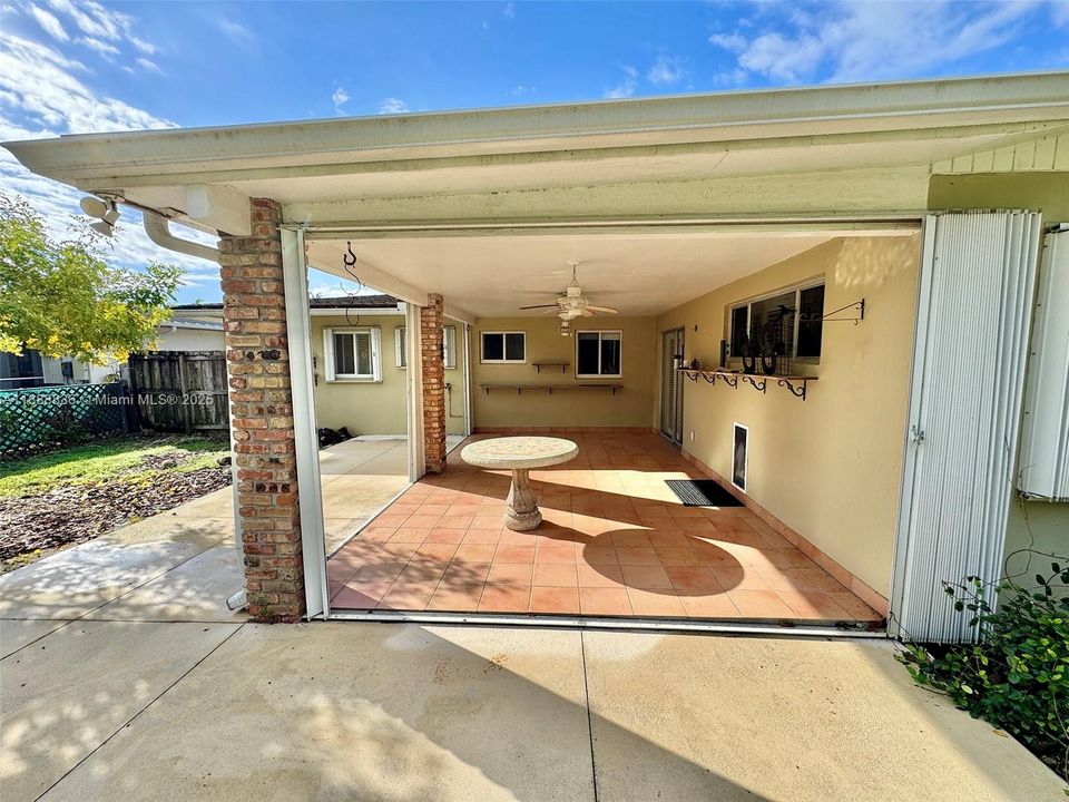 Под контрактом: $750,000 (4 спален, 2 ванн, 2079 Квадратных фут)