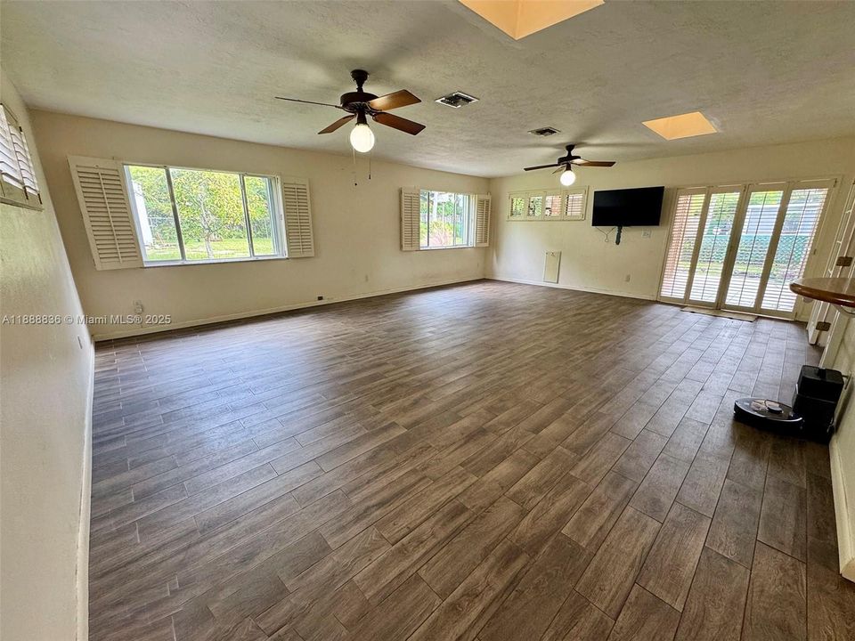 Под контрактом: $750,000 (4 спален, 2 ванн, 2079 Квадратных фут)