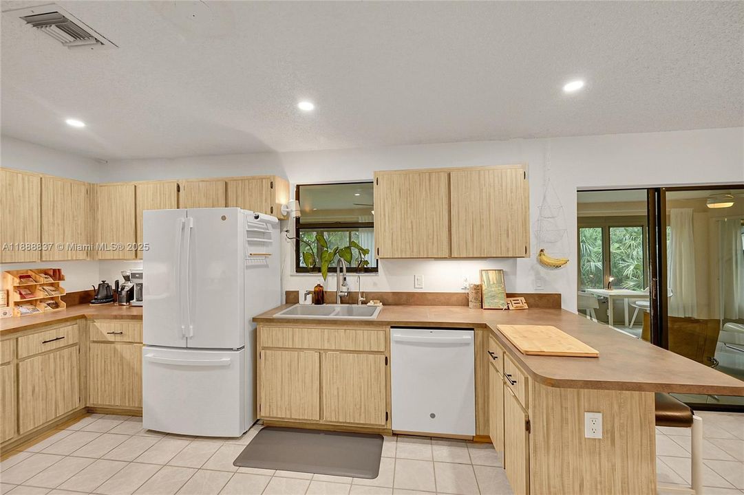 Active With Contract: $639,900 (3 beds, 2 baths, 1664 Square Feet)