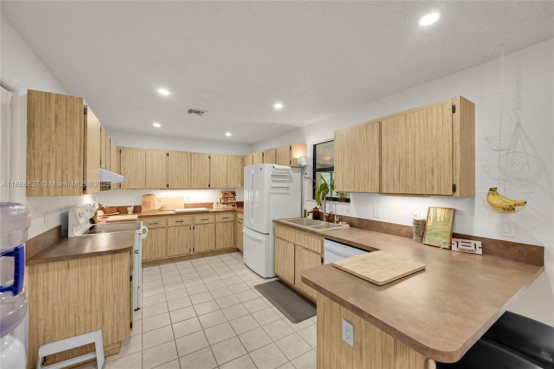 Active With Contract: $639,900 (3 beds, 2 baths, 1664 Square Feet)