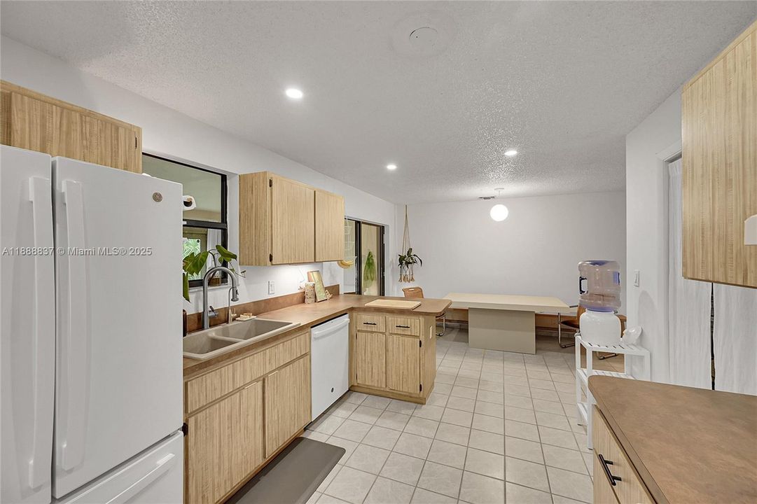 Active With Contract: $639,900 (3 beds, 2 baths, 1664 Square Feet)