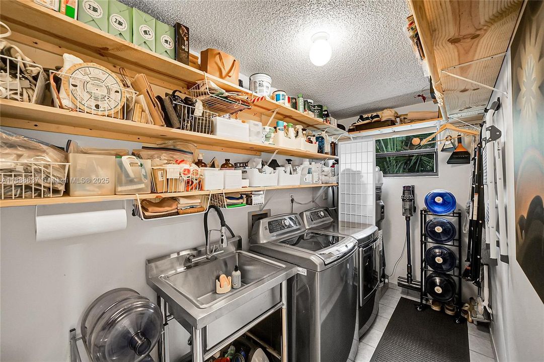 Active With Contract: $639,900 (3 beds, 2 baths, 1664 Square Feet)