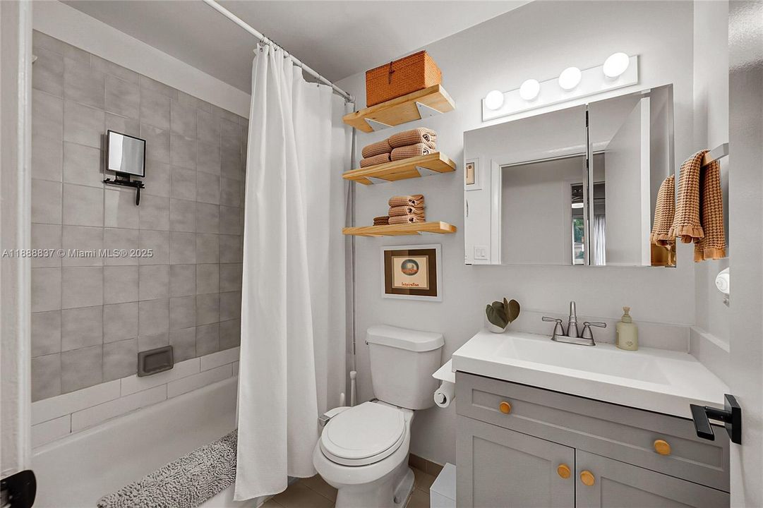 Active With Contract: $639,900 (3 beds, 2 baths, 1664 Square Feet)