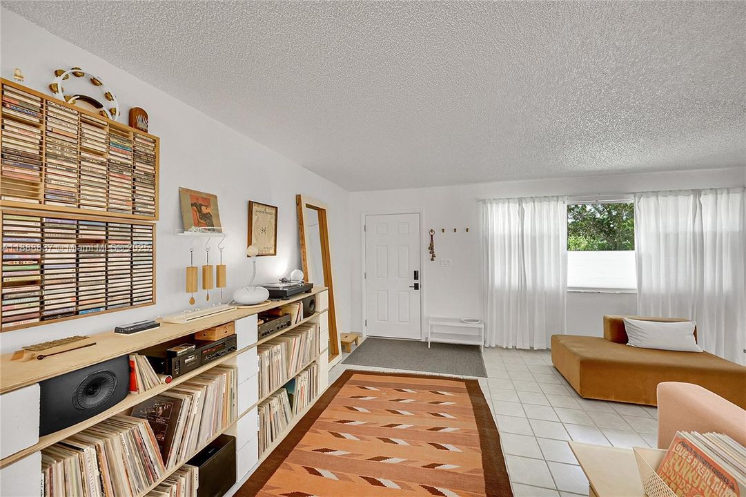 Active With Contract: $639,900 (3 beds, 2 baths, 1664 Square Feet)