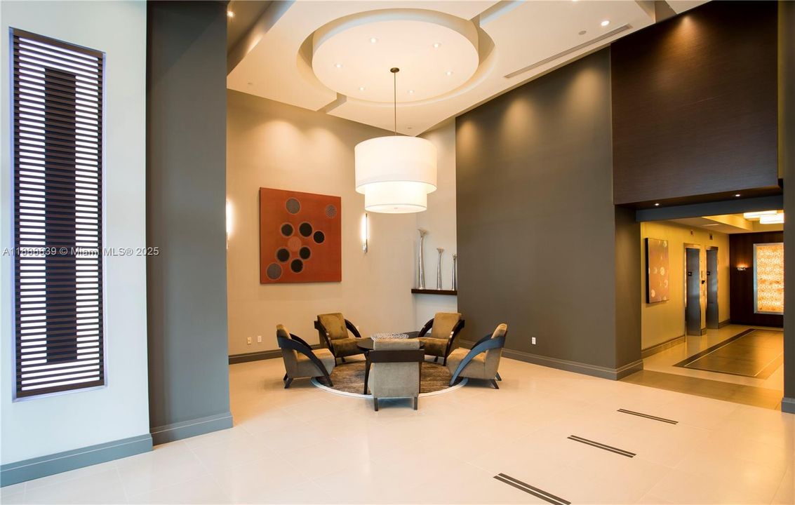 For Sale: $570,000 (2 beds, 2 baths, 955 Square Feet)