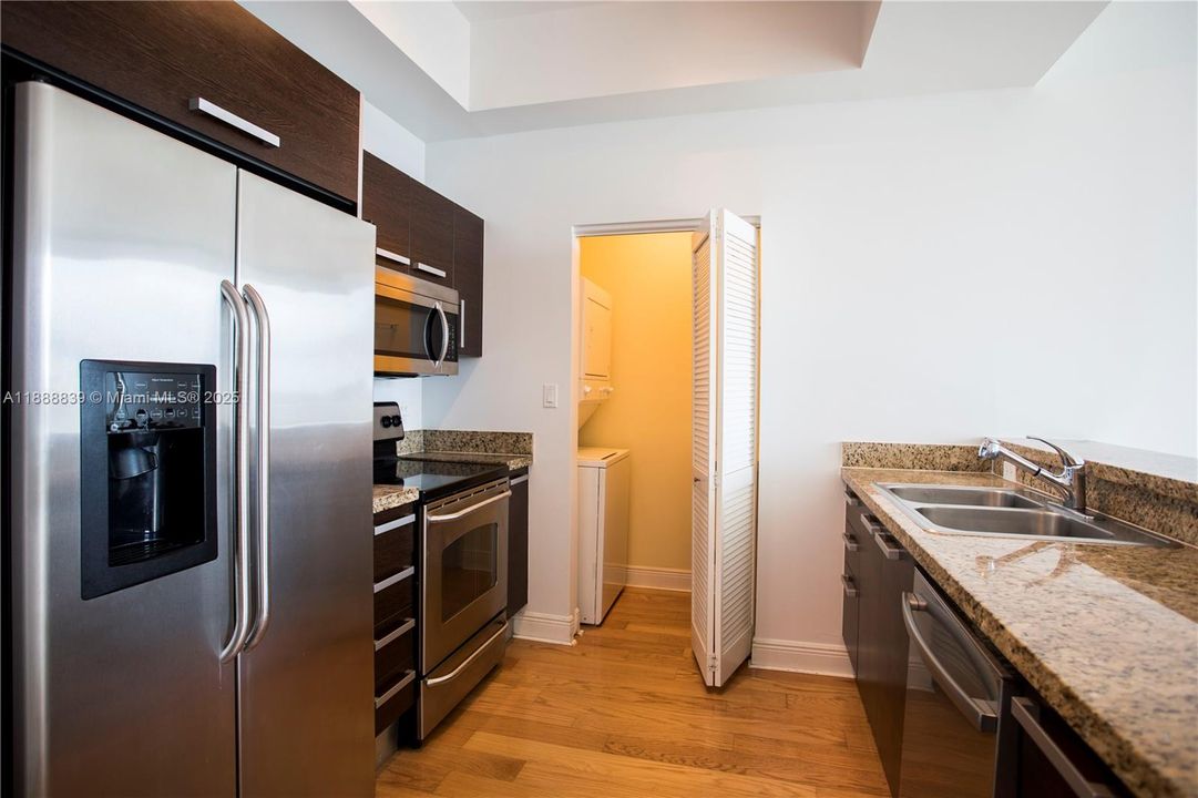 For Sale: $570,000 (2 beds, 2 baths, 955 Square Feet)