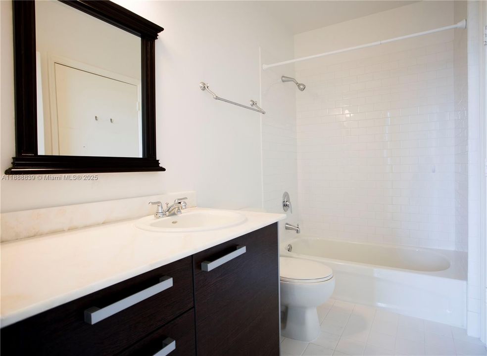 For Sale: $570,000 (2 beds, 2 baths, 955 Square Feet)