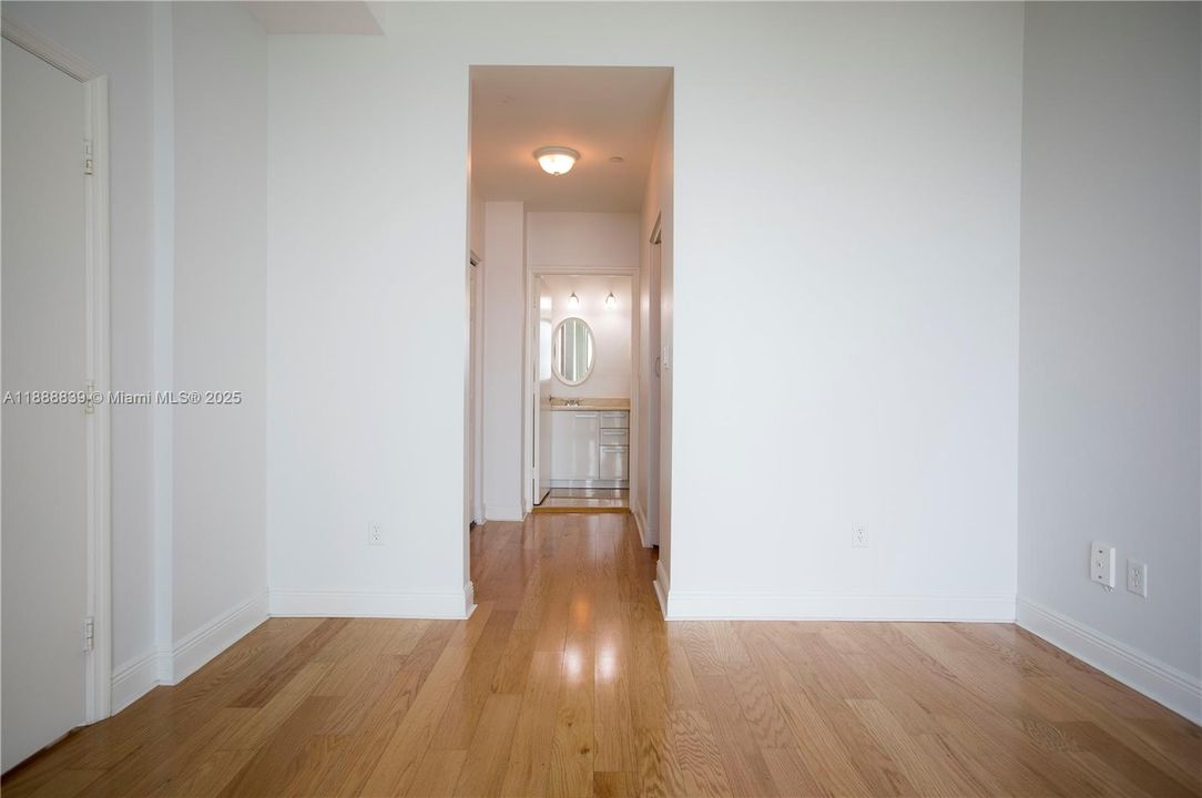 For Sale: $570,000 (2 beds, 2 baths, 955 Square Feet)