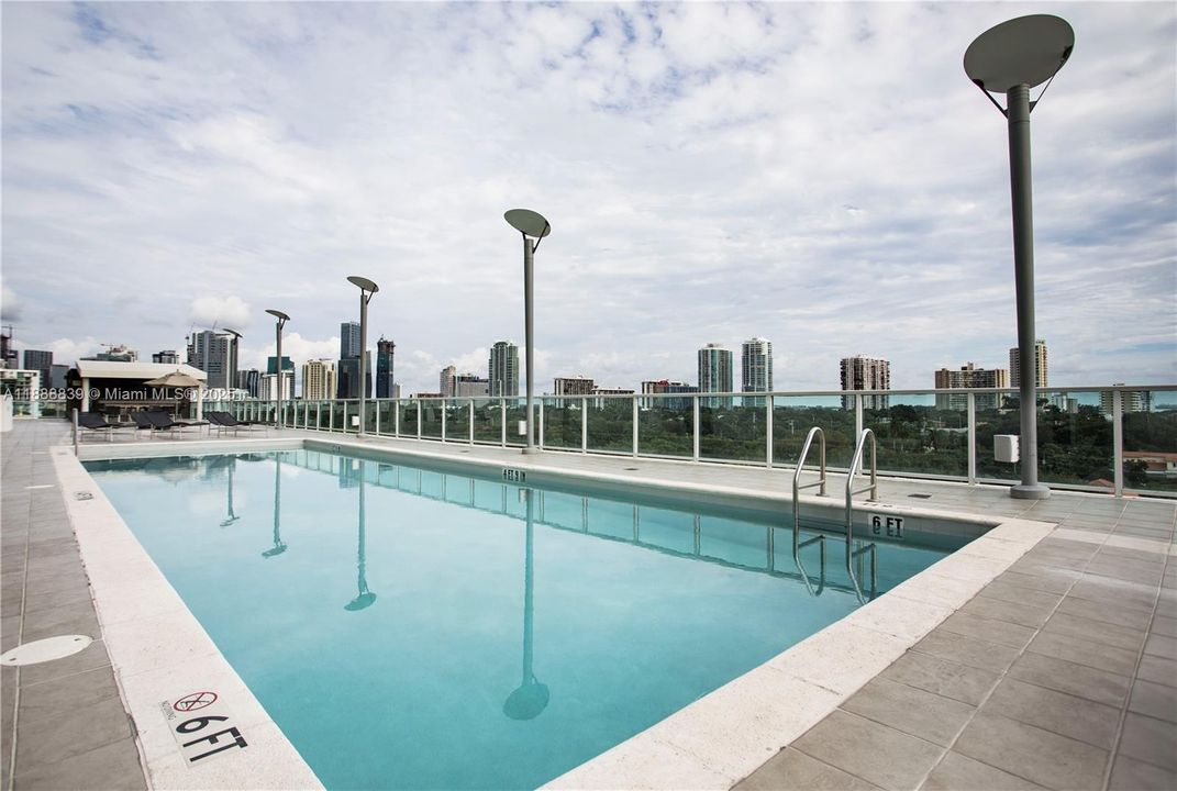 For Sale: $570,000 (2 beds, 2 baths, 955 Square Feet)