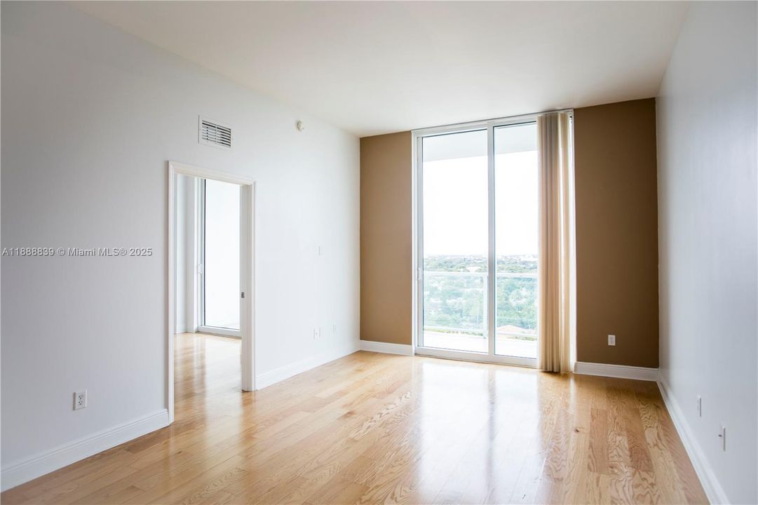 For Sale: $570,000 (2 beds, 2 baths, 955 Square Feet)