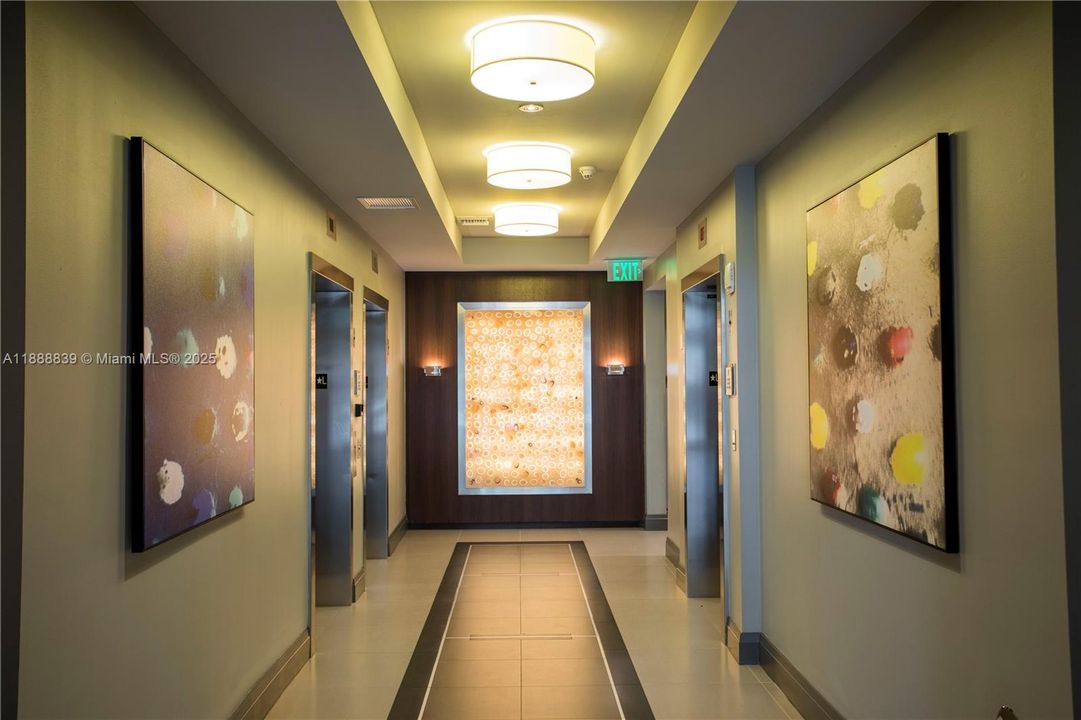 For Sale: $570,000 (2 beds, 2 baths, 955 Square Feet)