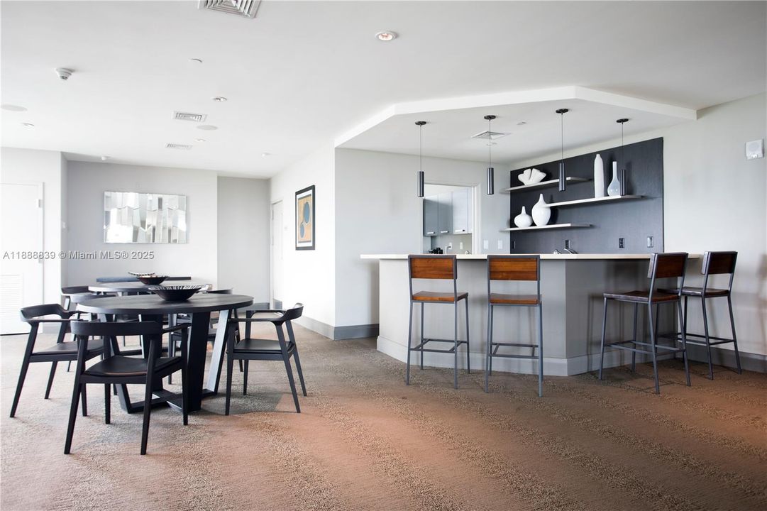 For Sale: $570,000 (2 beds, 2 baths, 955 Square Feet)