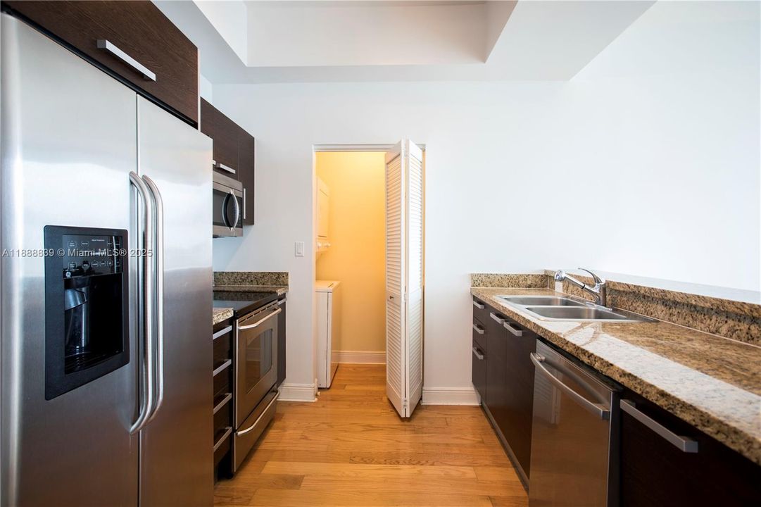 For Sale: $570,000 (2 beds, 2 baths, 955 Square Feet)