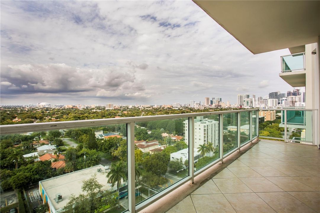 For Sale: $570,000 (2 beds, 2 baths, 955 Square Feet)