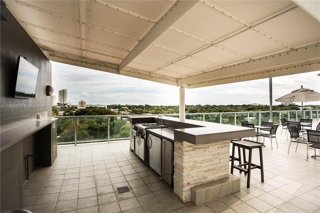 For Sale: $570,000 (2 beds, 2 baths, 955 Square Feet)