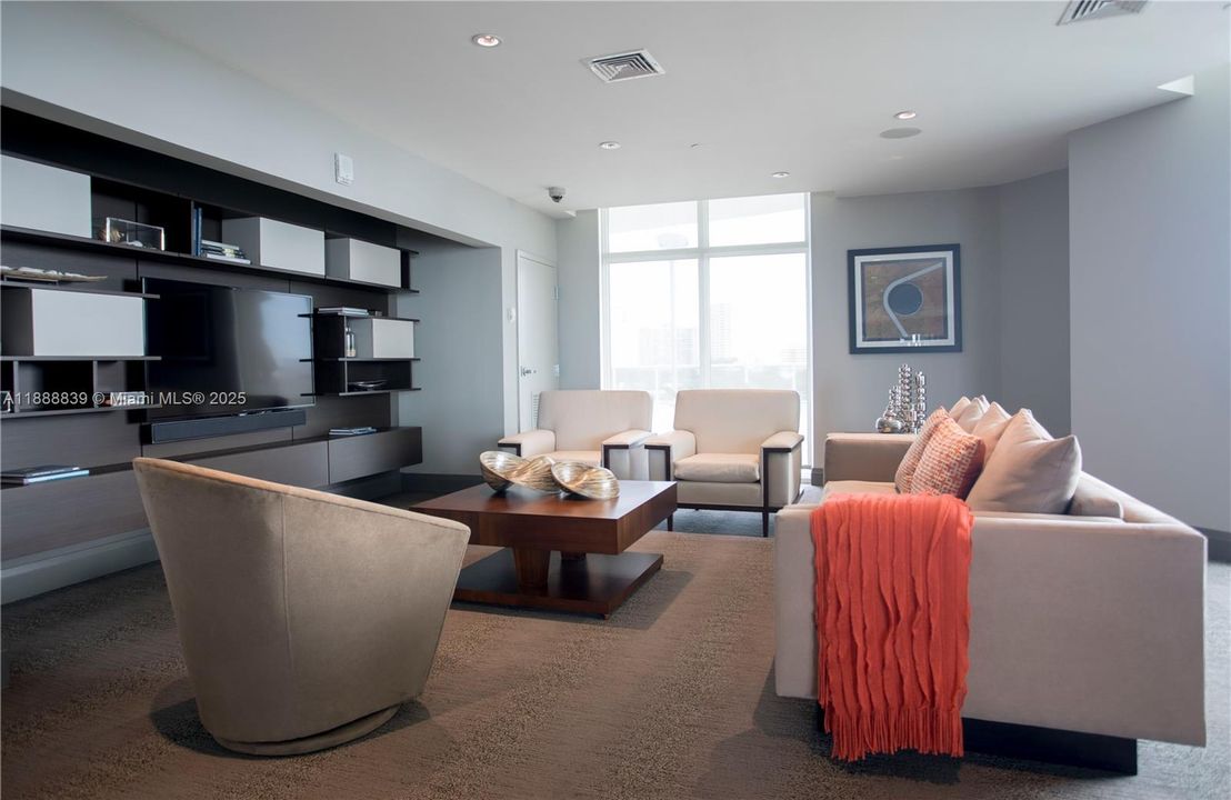 For Sale: $570,000 (2 beds, 2 baths, 955 Square Feet)