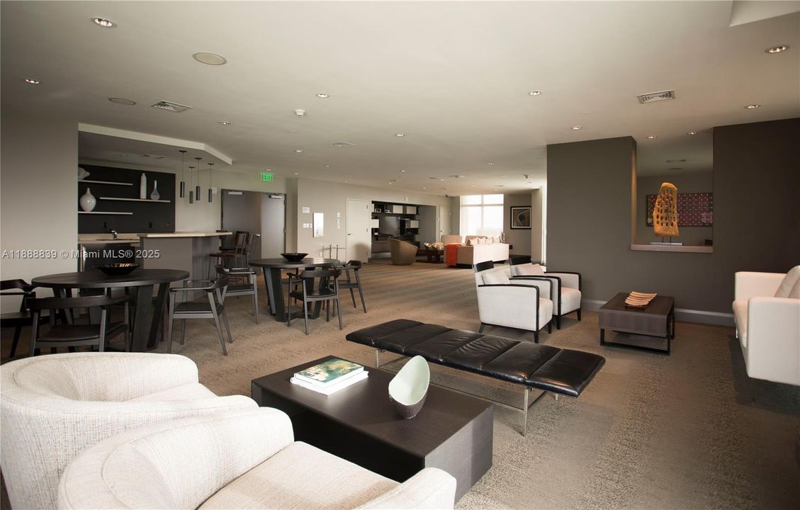 For Sale: $570,000 (2 beds, 2 baths, 955 Square Feet)