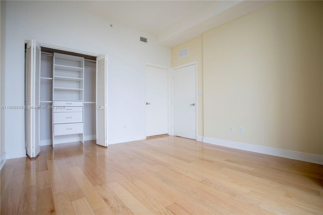 For Sale: $570,000 (2 beds, 2 baths, 955 Square Feet)