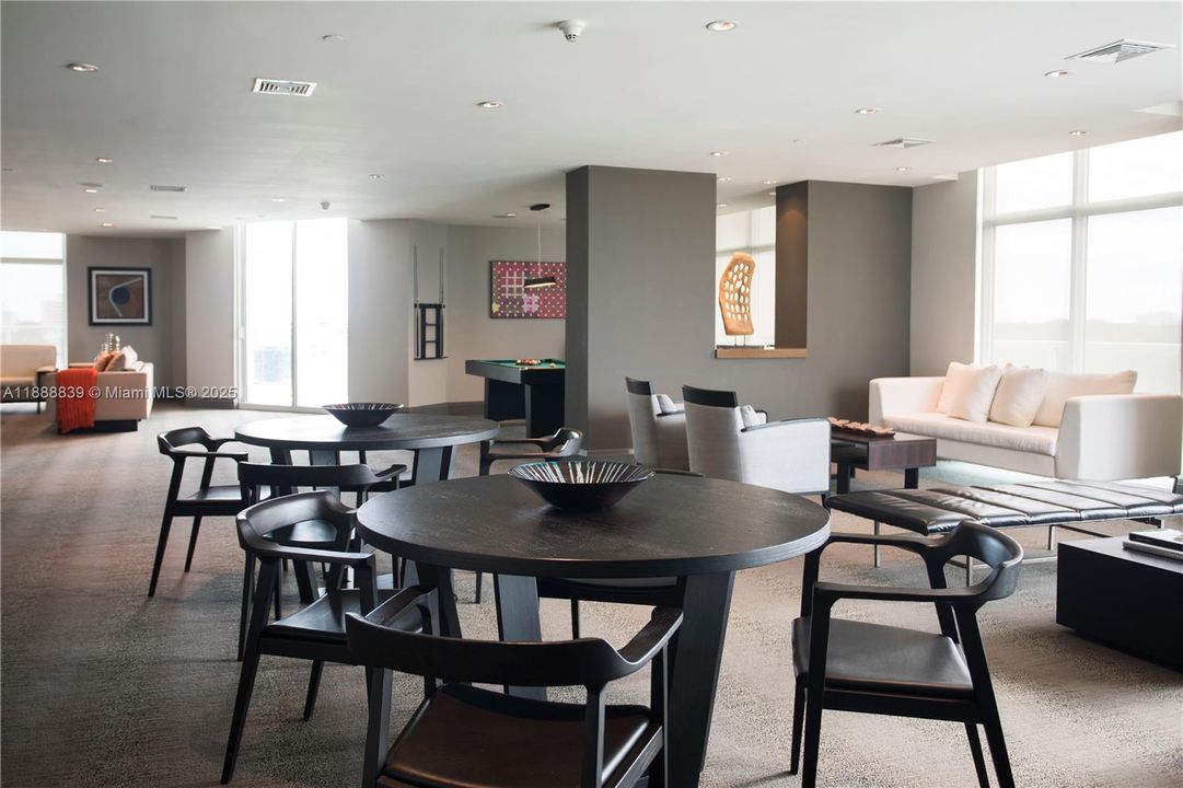 For Sale: $570,000 (2 beds, 2 baths, 955 Square Feet)