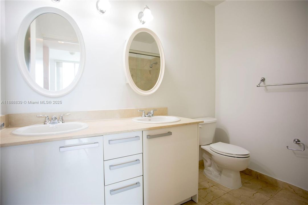 For Sale: $570,000 (2 beds, 2 baths, 955 Square Feet)