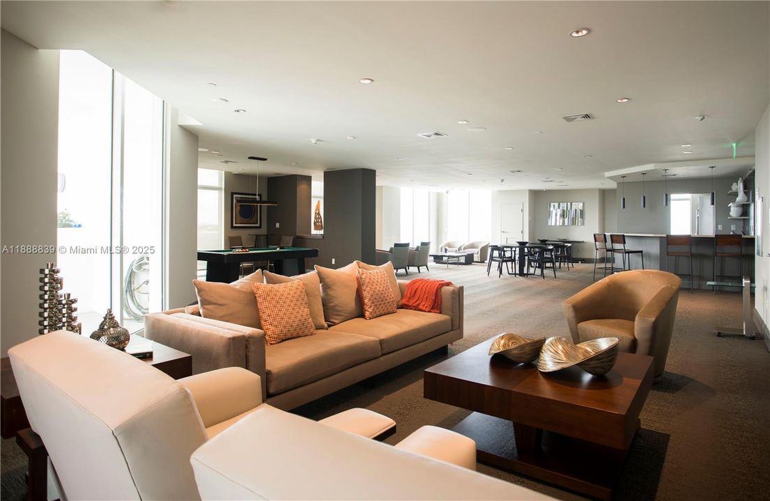 For Sale: $570,000 (2 beds, 2 baths, 955 Square Feet)