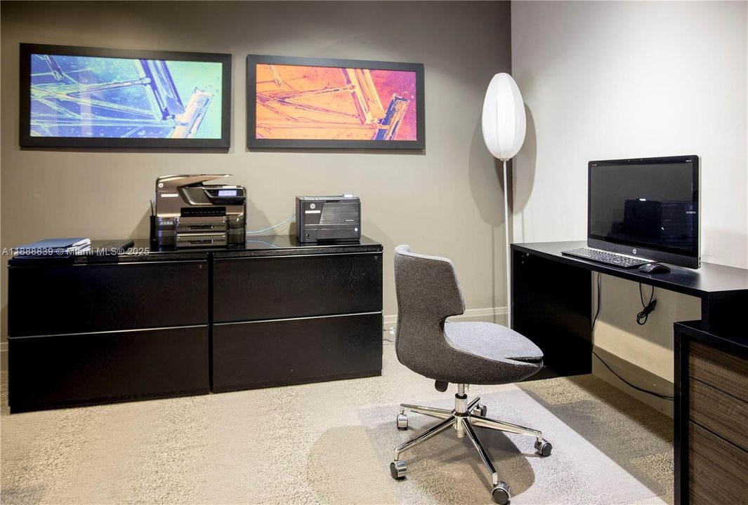 For Sale: $570,000 (2 beds, 2 baths, 955 Square Feet)