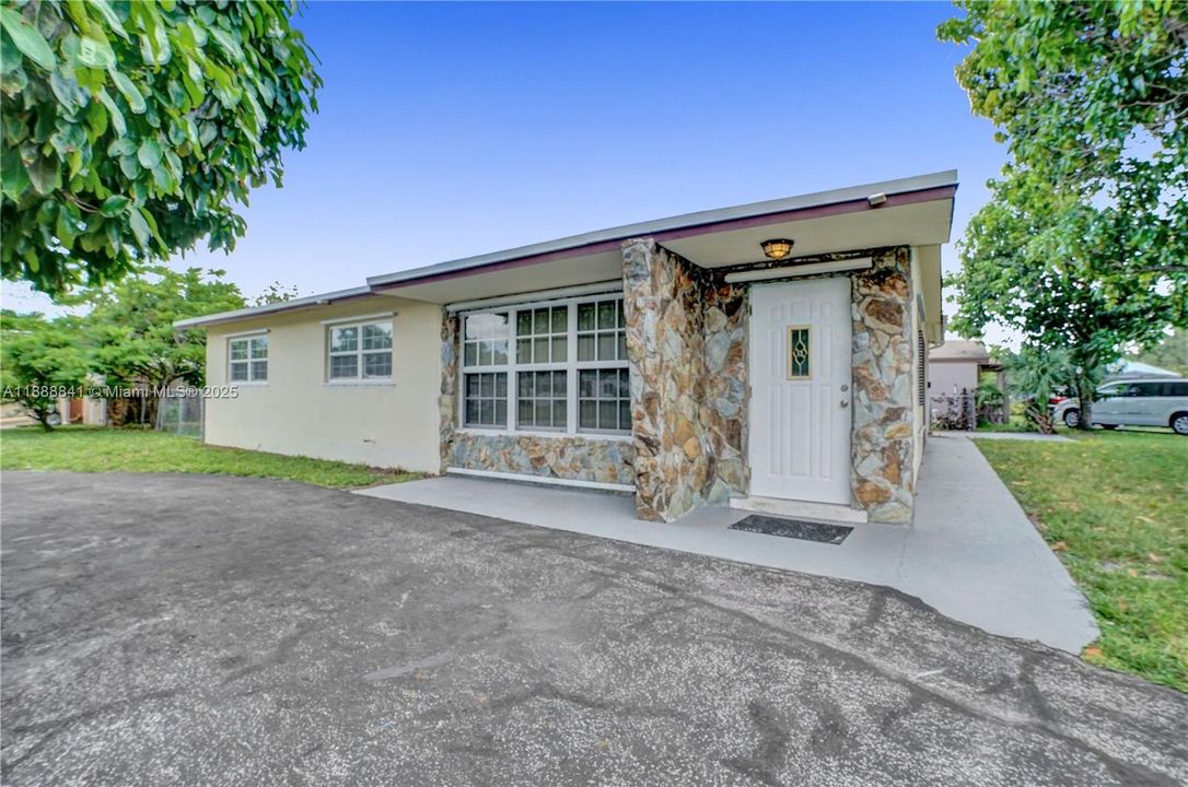 Recently Rented: $3,300 (4 beds, 2 baths, 1845 Square Feet)