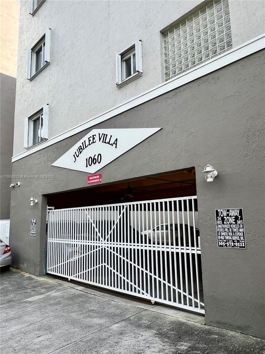 Recently Rented: $2,200 (2 beds, 2 baths, 865 Square Feet)