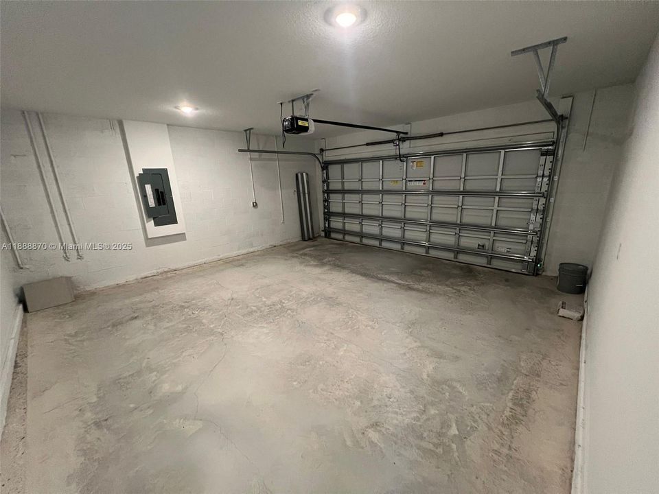 Active With Contract: $3,100 (5 beds, 3 baths, 2550 Square Feet)