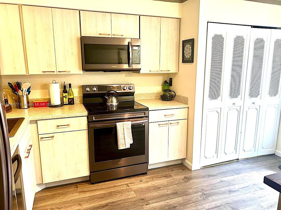 For Sale: $179,997 (2 beds, 2 baths, 1070 Square Feet)