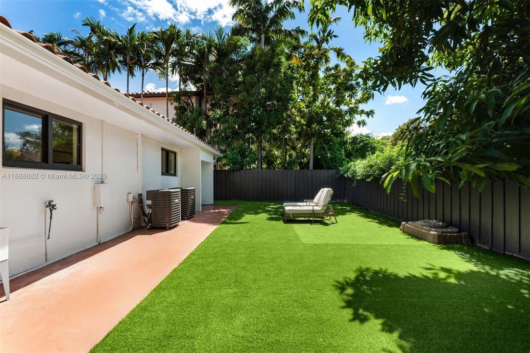 Active With Contract: $1,900,000 (4 beds, 3 baths, 3178 Square Feet)