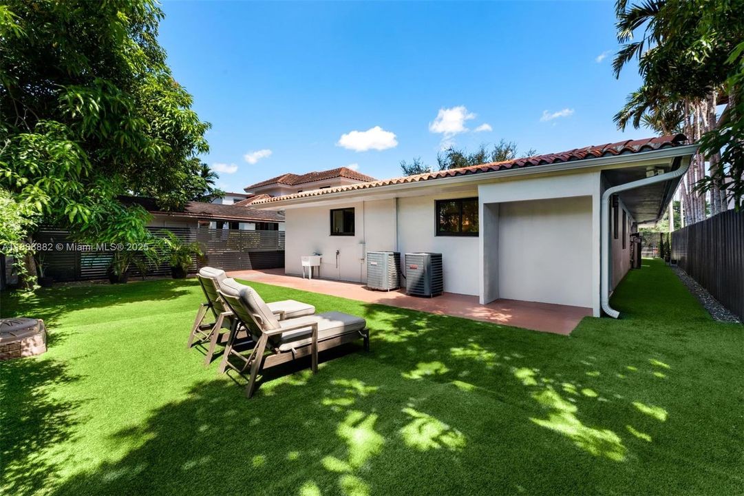 Active With Contract: $1,900,000 (4 beds, 3 baths, 3178 Square Feet)